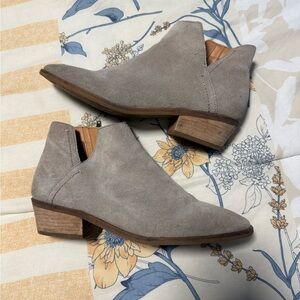 FRYE AND CO. Taupe Suede Ankle Booties